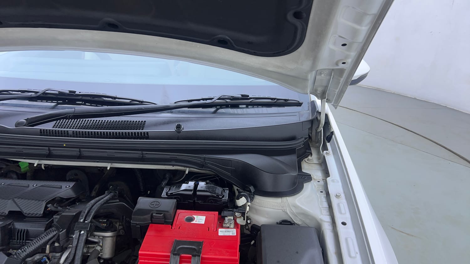 Used 2023 Hyundai Verna SX (O) 1.5 Petrol IVT Petrol Automatic engine ENGINE LEFT SIDE HINGE & APRON VIEW