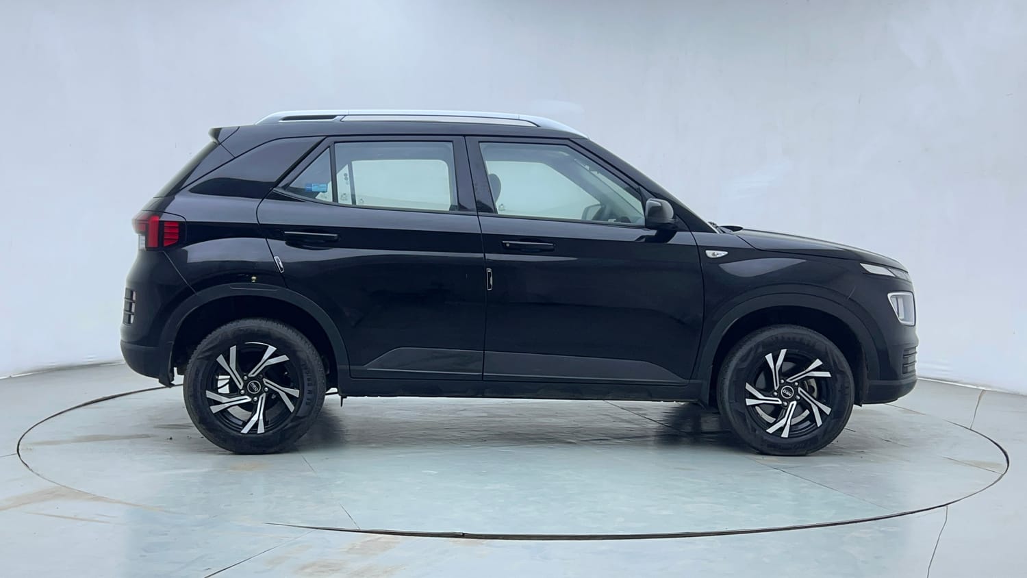 Used 2025 Hyundai Venue S Plus 1.2 Petrol MT Petrol Manual exterior RIGHT SIDE VIEW