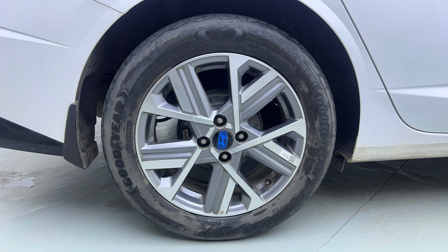 Used 2023 Hyundai Verna SX (O) 1.5 Petrol IVT Petrol Automatic tyres RIGHT REAR TYRE RIM VIEW