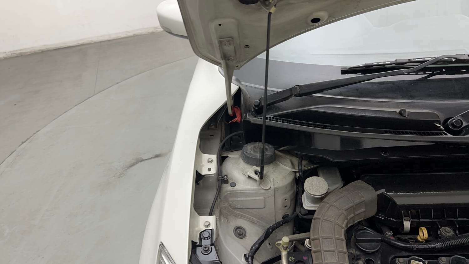 Used 2017 Maruti Suzuki Dzire VXi Petrol Manual engine ENGINE RIGHT SIDE HINGE & APRON VIEW