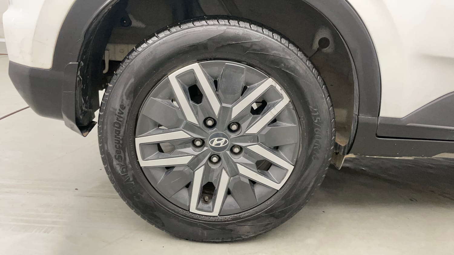 Used 2022 Hyundai Venue SX 1.0 Turbo Petrol Manual tyres RIGHT REAR TYRE RIM VIEW