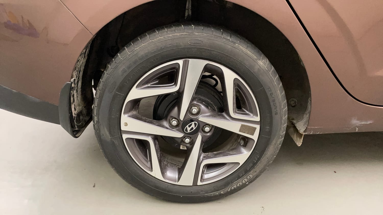 Used 2022 Hyundai Aura SX Plus 1.2 AMT Petrol Petrol Automatic tyres RIGHT REAR TYRE RIM VIEW
