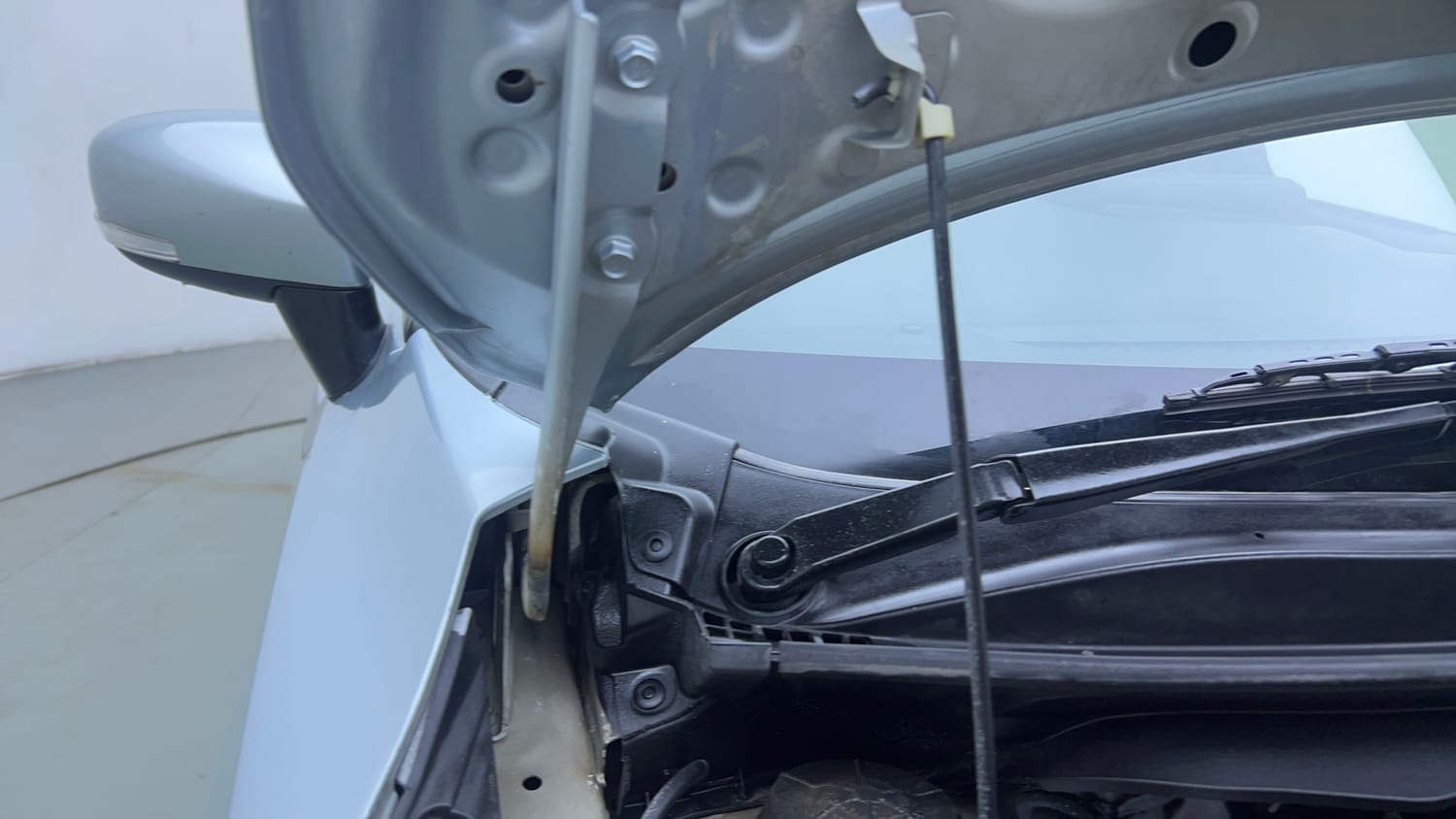 Used 2023 Toyota Glanza S AMT Petrol Automatic engine ENGINE RIGHT SIDE HINGE & APRON VIEW