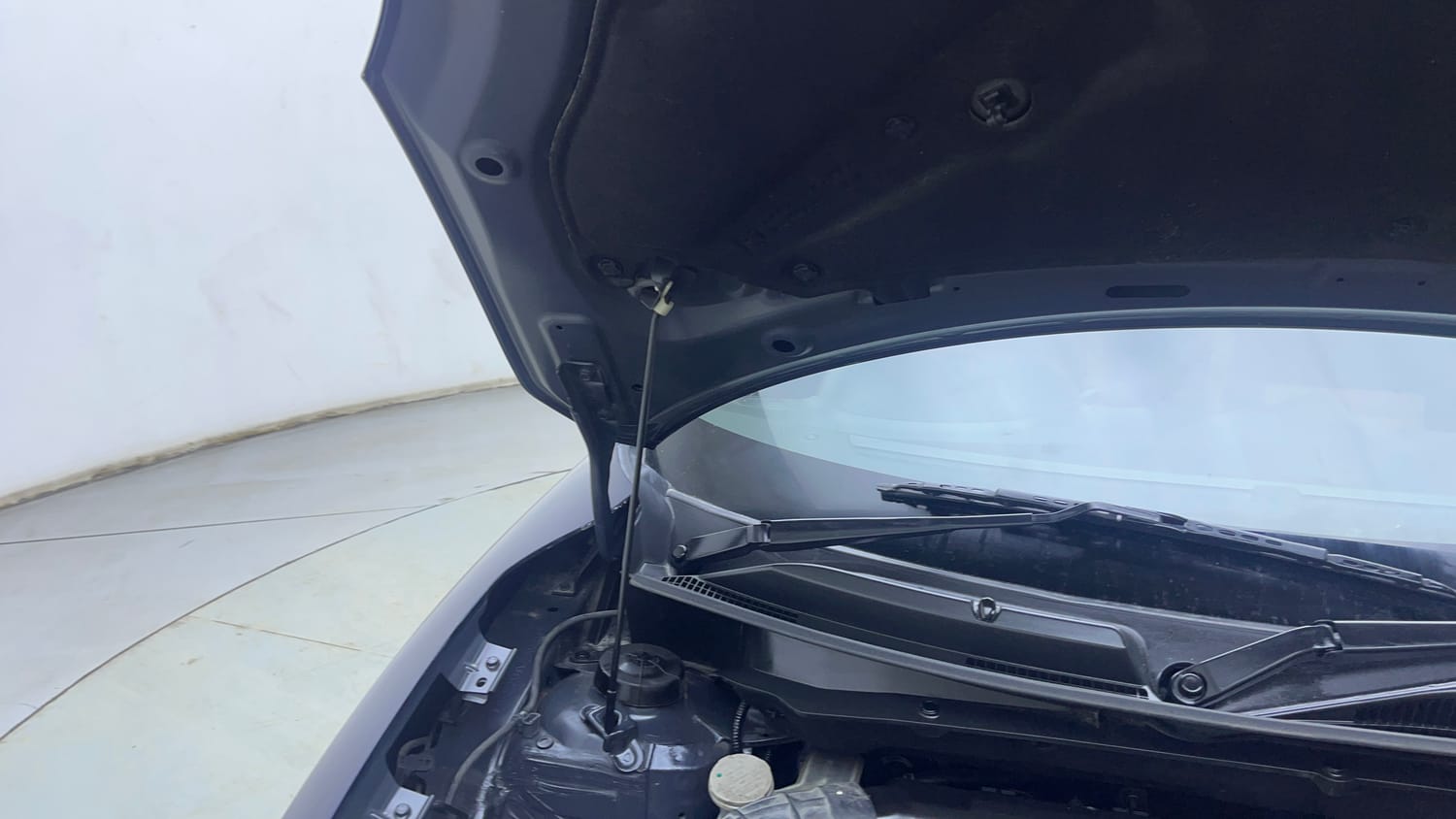 Used 2022 Maruti Suzuki Swift ZXi Petrol Manual engine ENGINE RIGHT SIDE HINGE & APRON VIEW