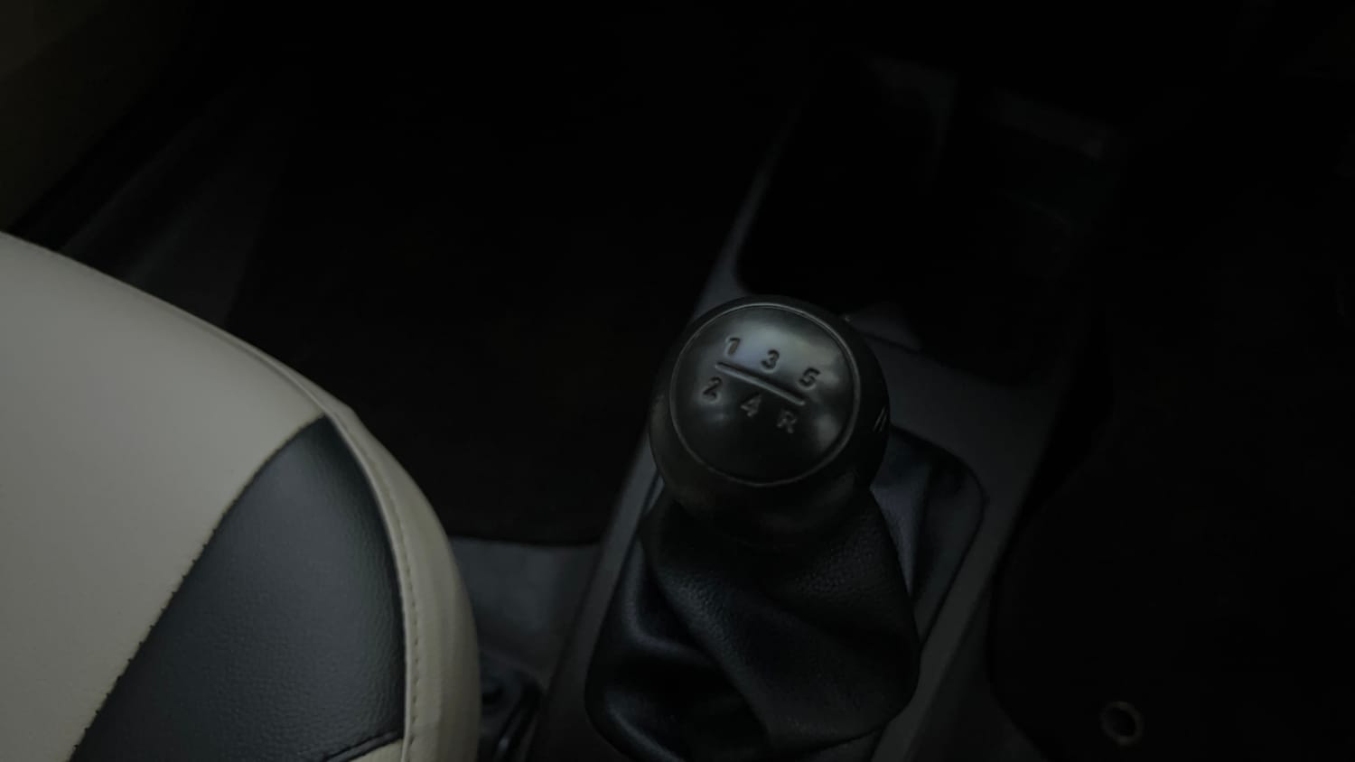 Used 2017 hyundai Eon Magna+ (O) Petrol Manual interior GEAR  KNOB VIEW