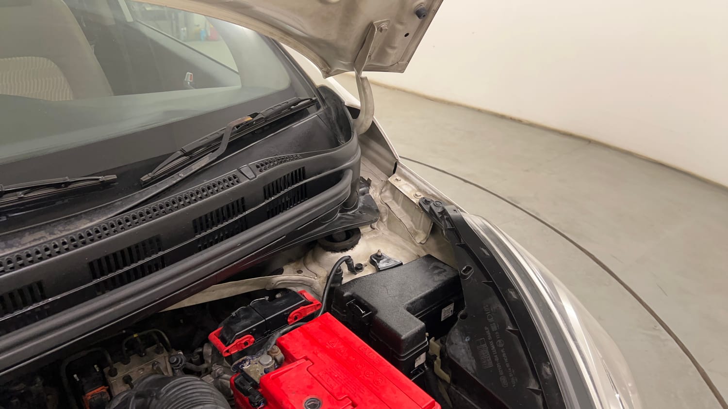 Used 2018 Hyundai Xcent SX 1.1 CRDi Diesel Manual engine ENGINE LEFT SIDE HINGE & APRON VIEW
