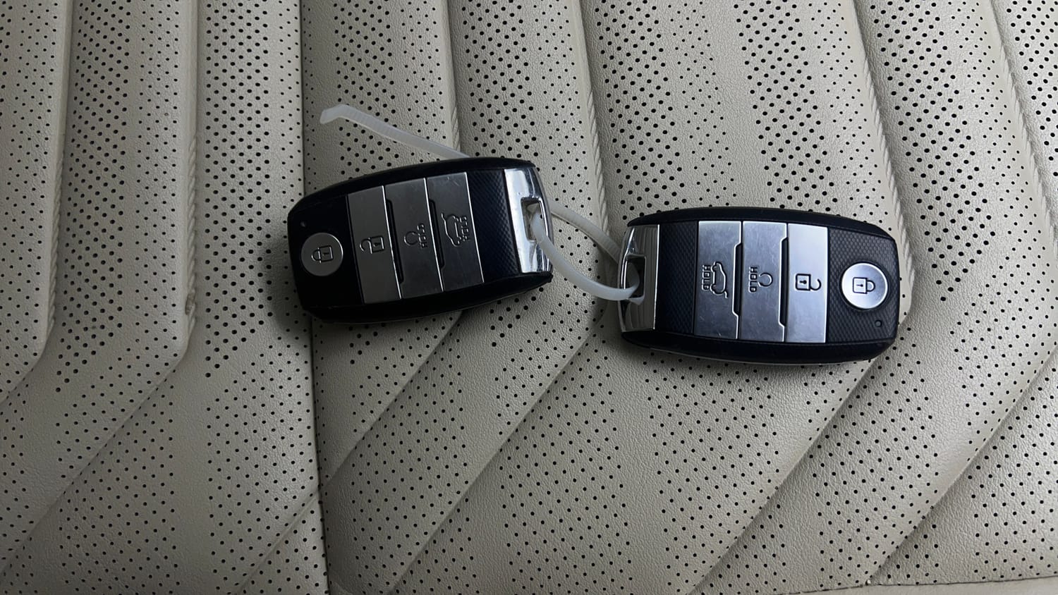 Used 2022 Kia Carens Luxury Plus 1.5 Diesel AT 7 STR Diesel Automatic extra CAR KEY VIEW