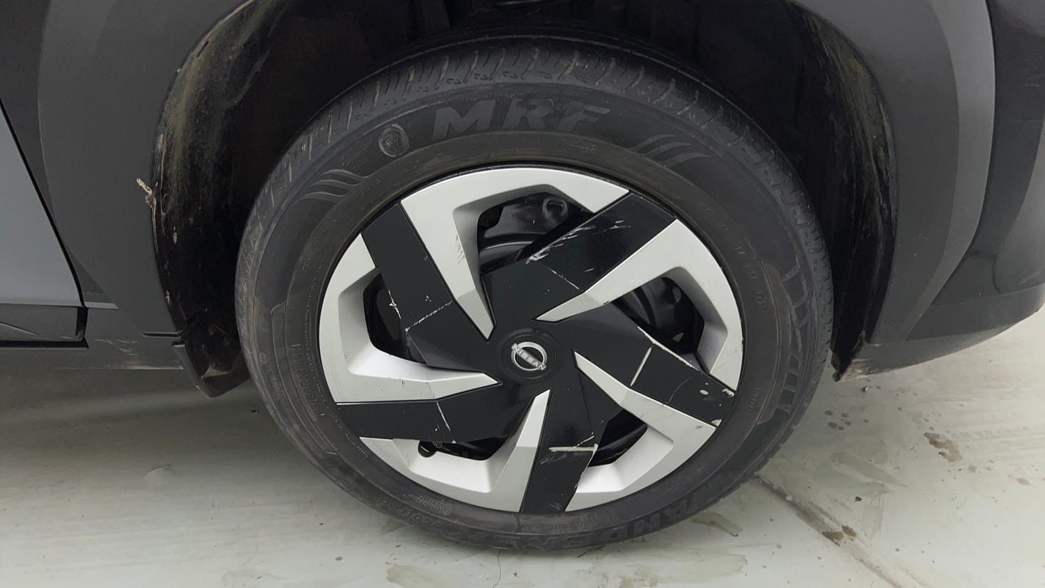 Used 2023 Nissan Magnite XL Petrol+Cng (Outside fitted) Cng Manual tyres RIGHT FRONT TYRE RIM VIEW
