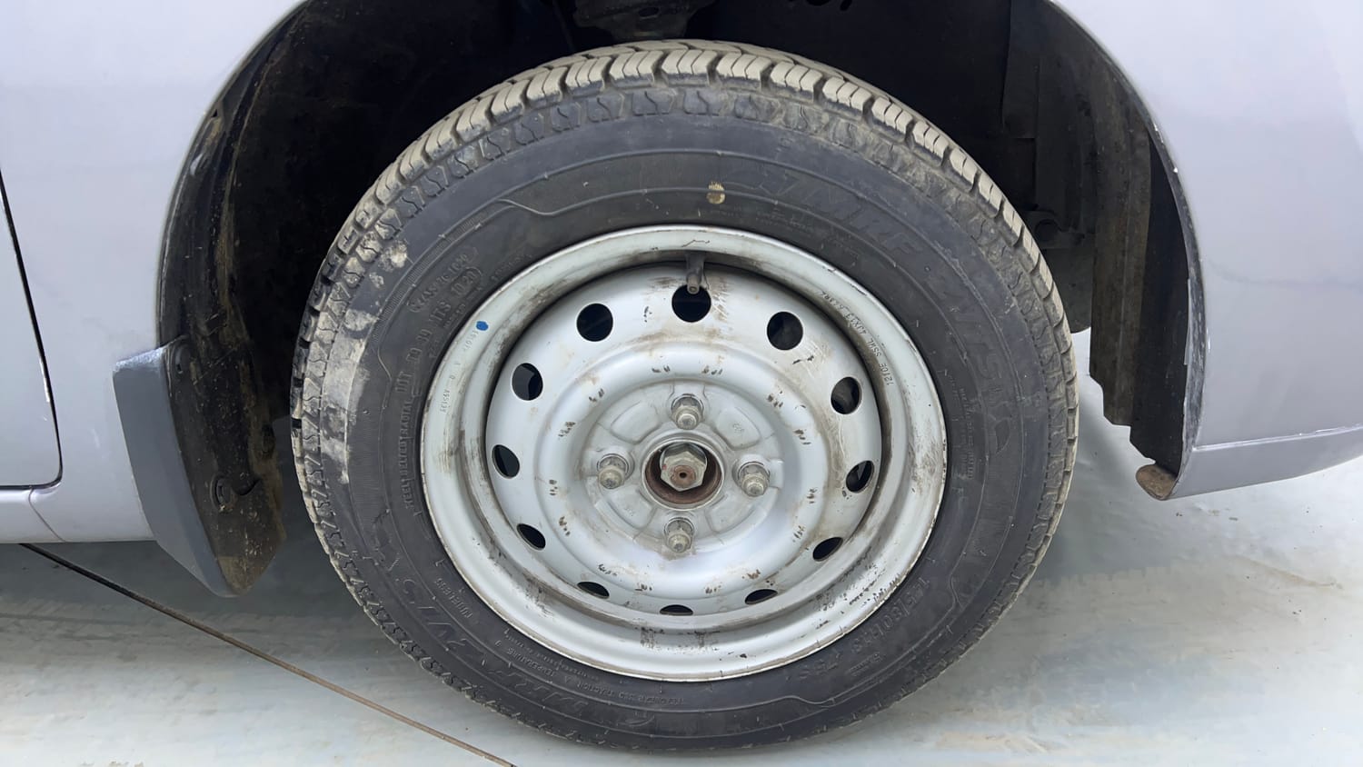 Used 2013 Maruti Suzuki Wagon R 1.0 LXI CNG (outside fitted) Cng Manual tyres RIGHT FRONT TYRE RIM VIEW