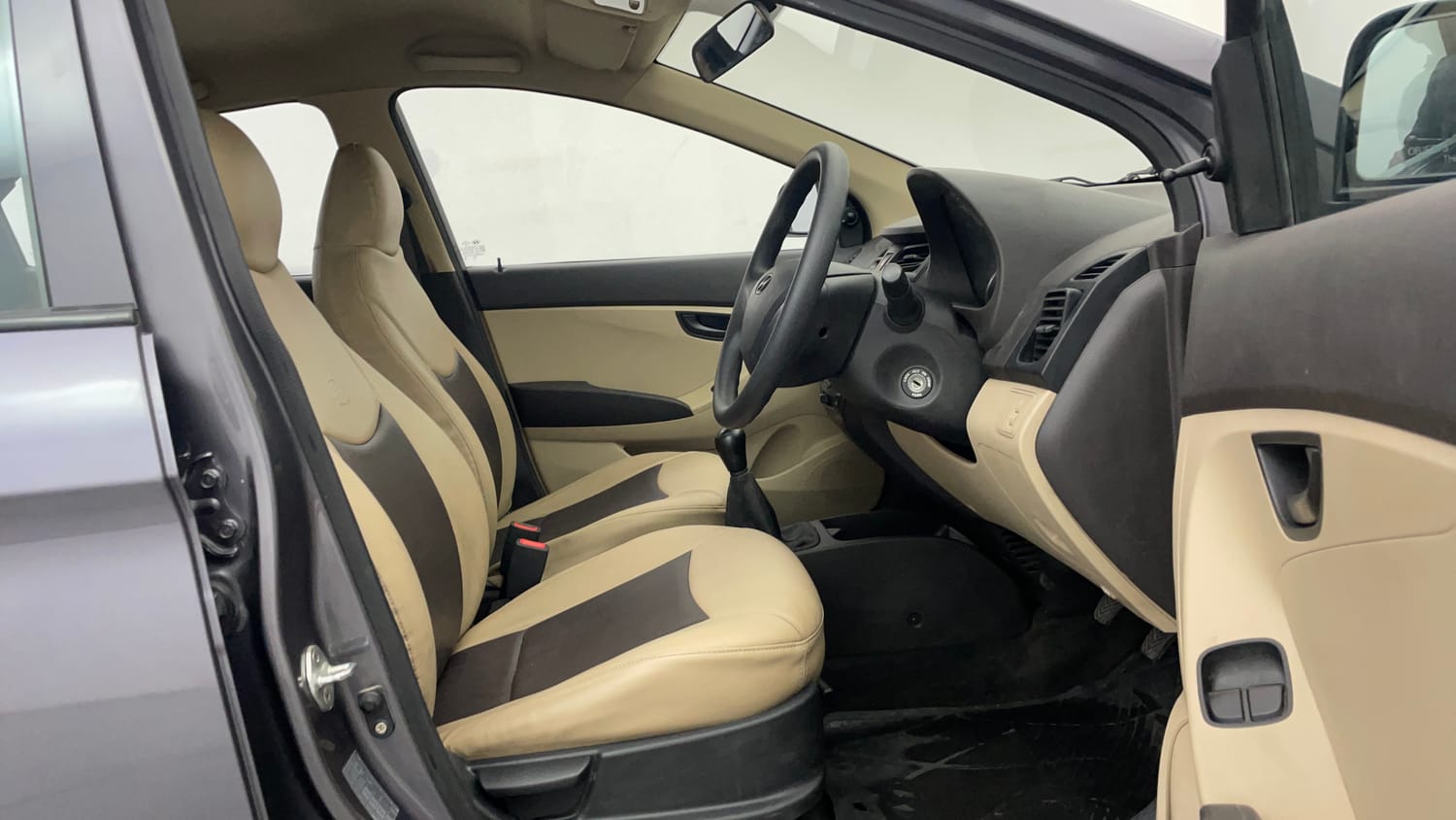 Used 2014 Hyundai Eon Magna Petrol Manual interior RIGHT SIDE FRONT DOOR CABIN VIEW