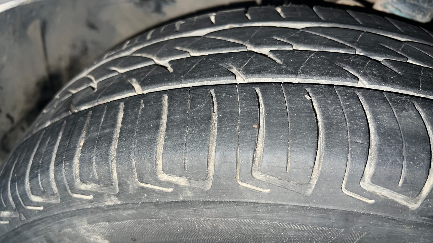 Used 2020 Maruti Suzuki Ignis Zeta 1.2 MT Petrol Manual tyres LEFT FRONT TYRE TREAD VIEW