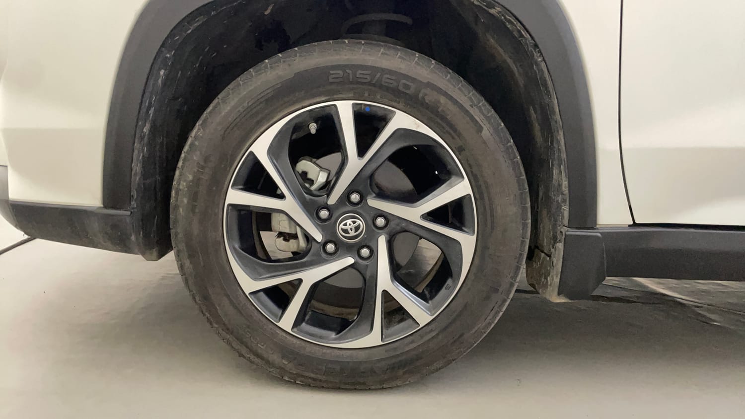 Used 2025 Toyota Urban Cruiser Hyryder G (O) AT NeoDrive Petrol Automatic tyres LEFT FRONT TYRE RIM VIEW