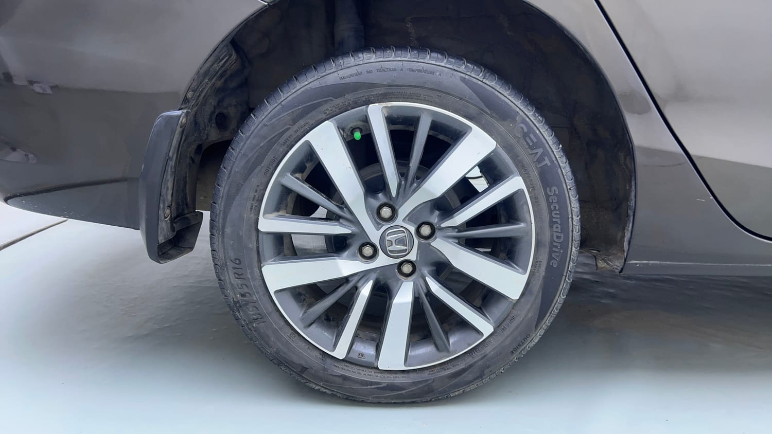 Used 2021 Honda City ZX CVT Petrol Petrol Automatic tyres RIGHT REAR TYRE RIM VIEW