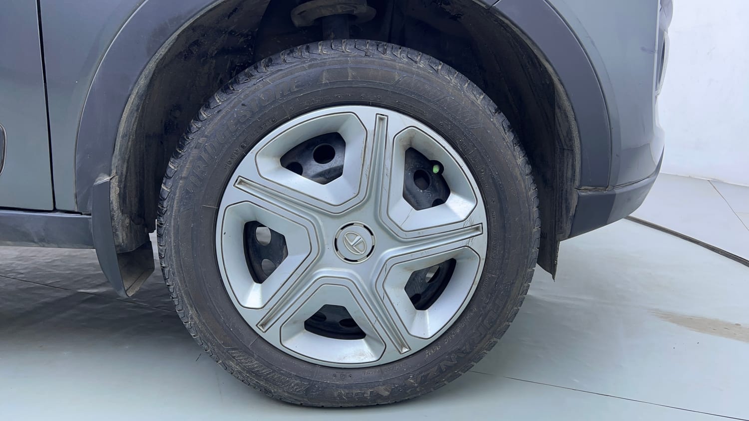 Used 2021 Tata Nexon XM Petrol Manual tyres RIGHT FRONT TYRE RIM VIEW