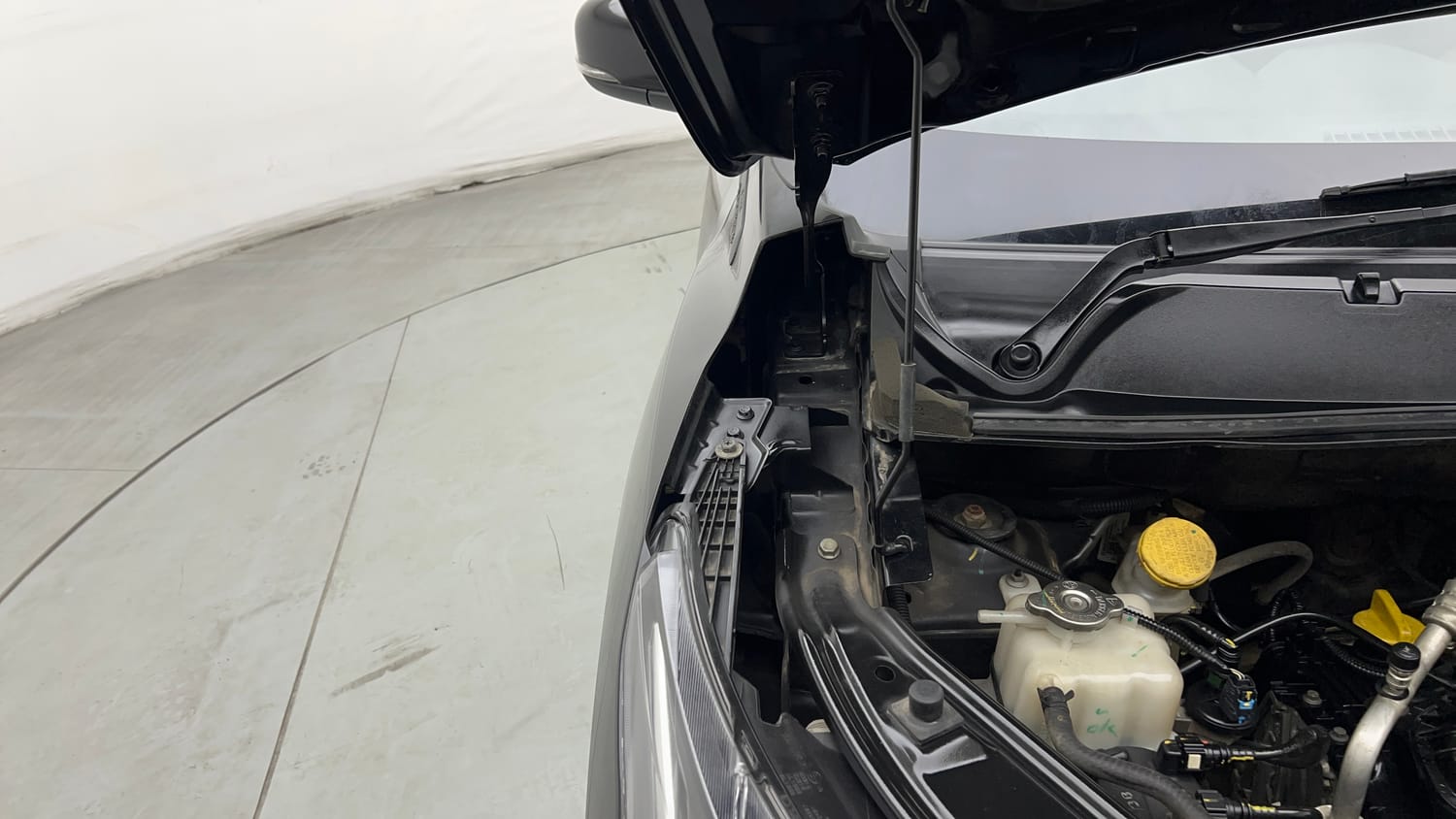 Used 2023 Nissan Magnite XL Petrol+Cng (Outside fitted) Cng Manual engine ENGINE RIGHT SIDE HINGE & APRON VIEW