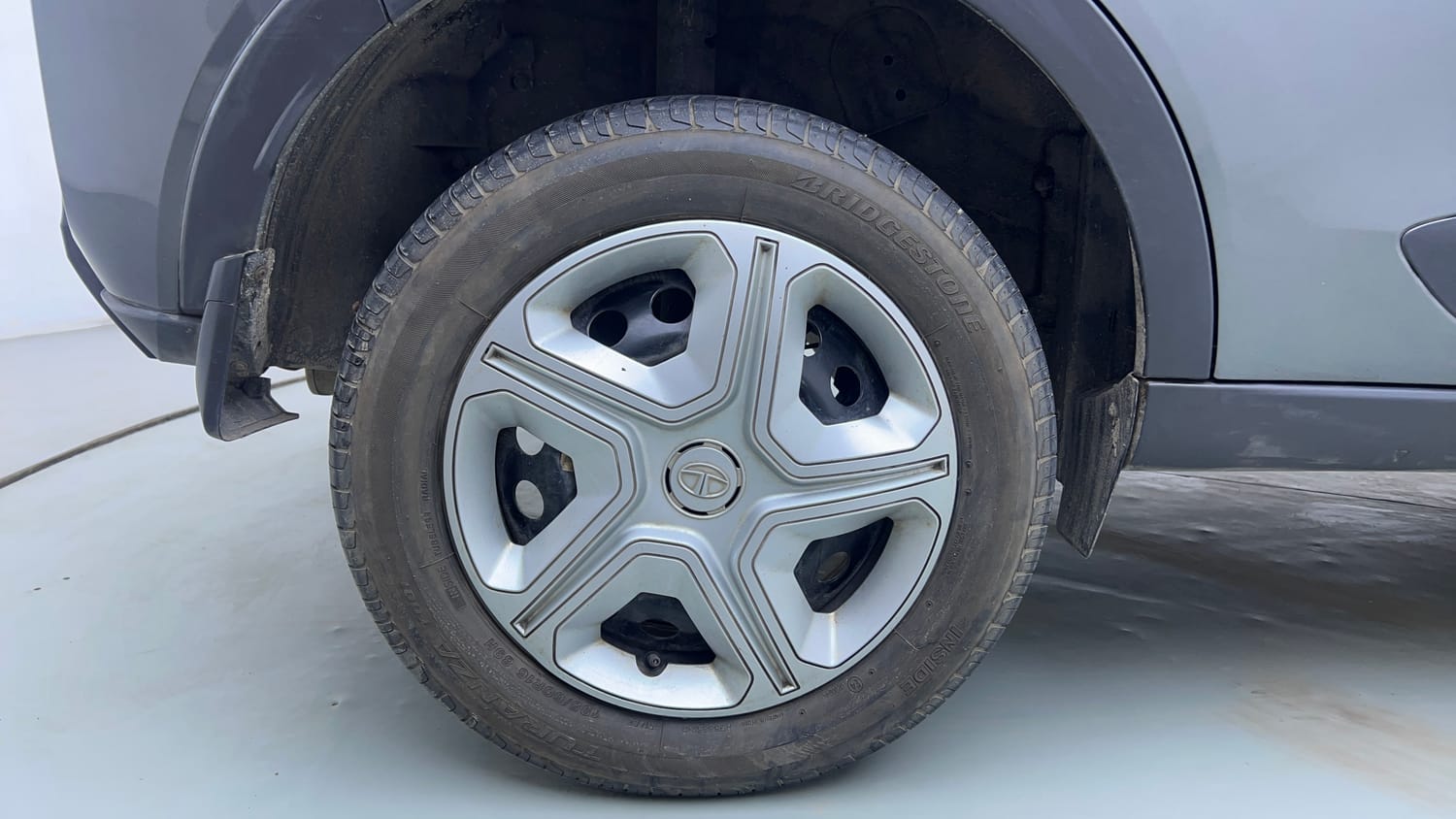 Used 2021 Tata Nexon XM Petrol Manual tyres RIGHT REAR TYRE RIM VIEW