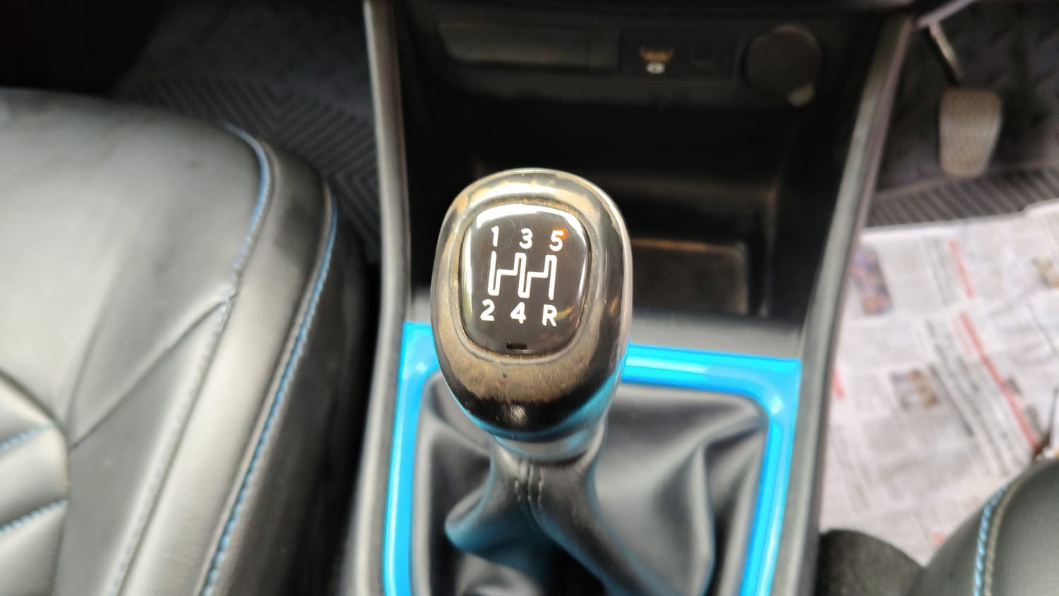Used 2025 Tata Punch Creative Dual Tone Petrol Manual interior GEAR  KNOB VIEW