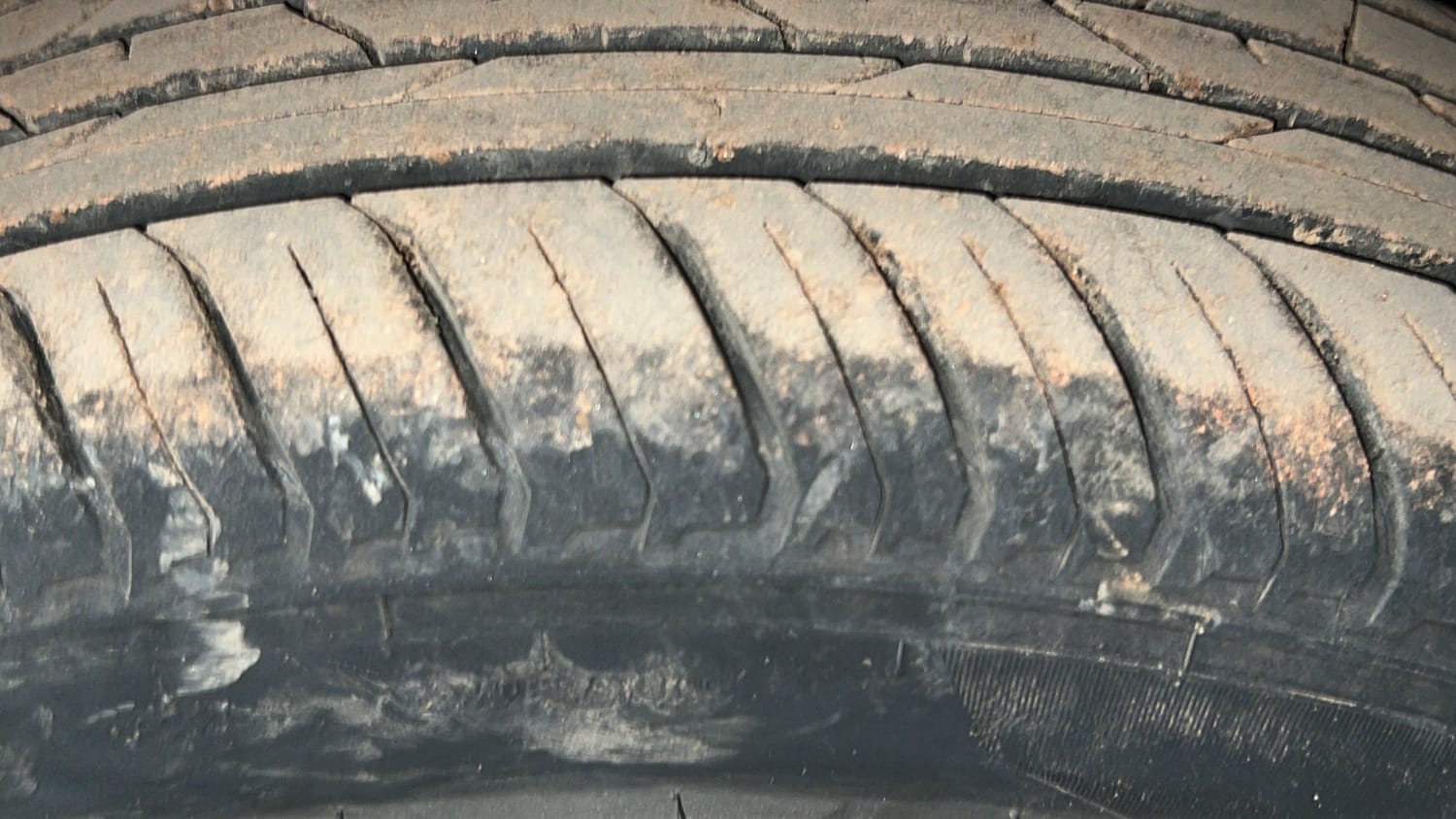 Used 2021 Nissan Magnite XV Petrol Manual tyres LEFT REAR TYRE TREAD VIEW