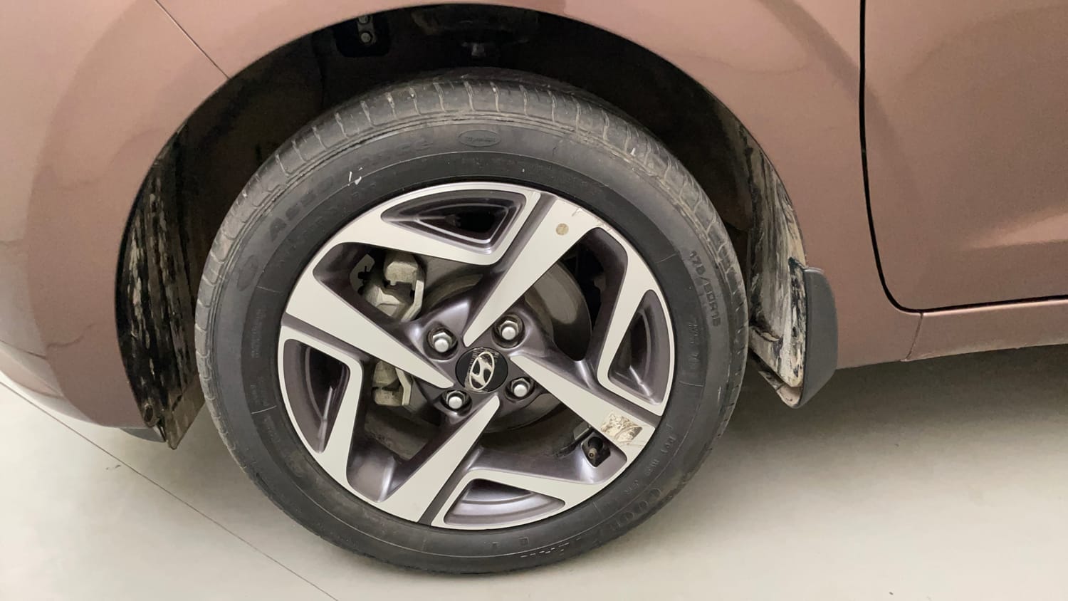Used 2022 Hyundai Aura SX Plus 1.2 AMT Petrol Petrol Automatic tyres LEFT FRONT TYRE RIM VIEW