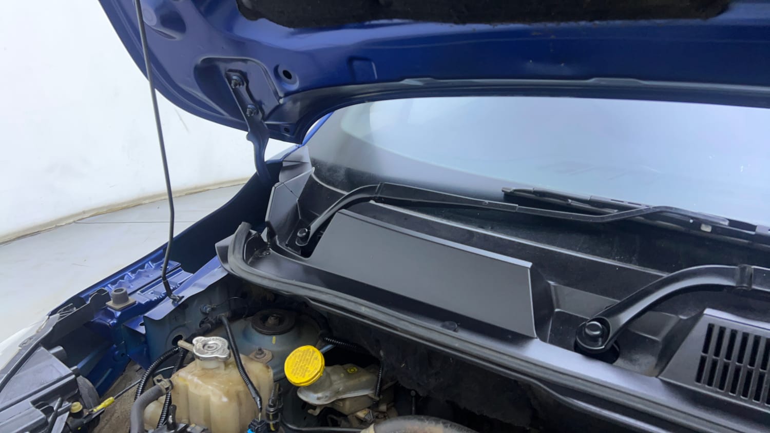 Used 2020 Renault Triber RXZ EASY-R AMT Petrol Automatic engine ENGINE RIGHT SIDE HINGE & APRON VIEW