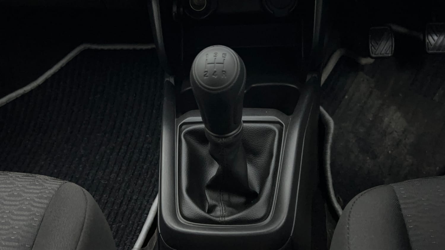 Used 2025 Maruti Suzuki Swift LXi Petrol Manual interior GEAR  KNOB VIEW