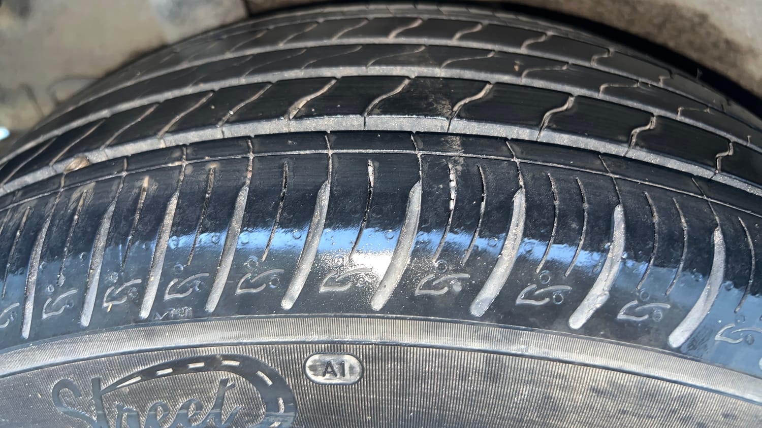 Used 2019 Hyundai Venue SX Plus 1.0 Turbo DCT Petrol Automatic tyres RIGHT REAR TYRE TREAD VIEW