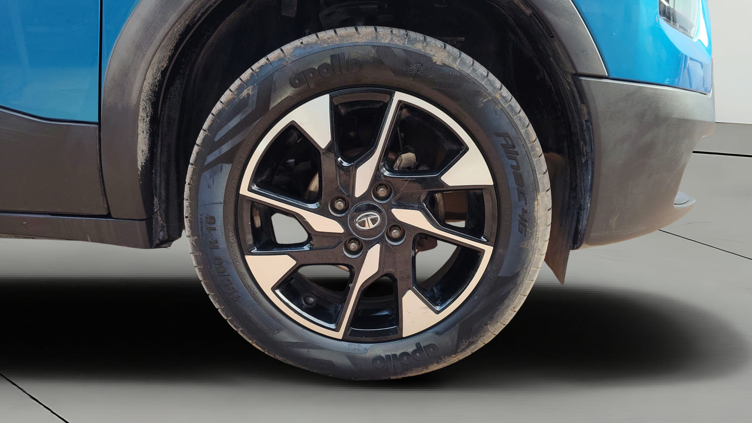 Used 2025 Tata Punch Creative Dual Tone Petrol Manual tyres RIGHT FRONT TYRE RIM VIEW