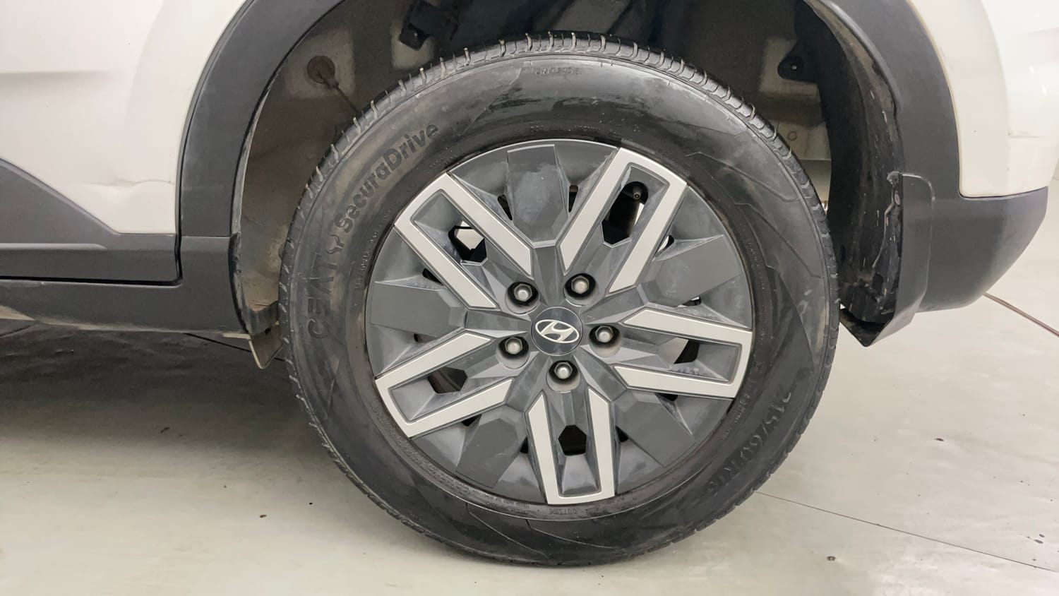 Used 2022 Hyundai Venue SX 1.0 Turbo Petrol Manual tyres LEFT REAR TYRE RIM VIEW