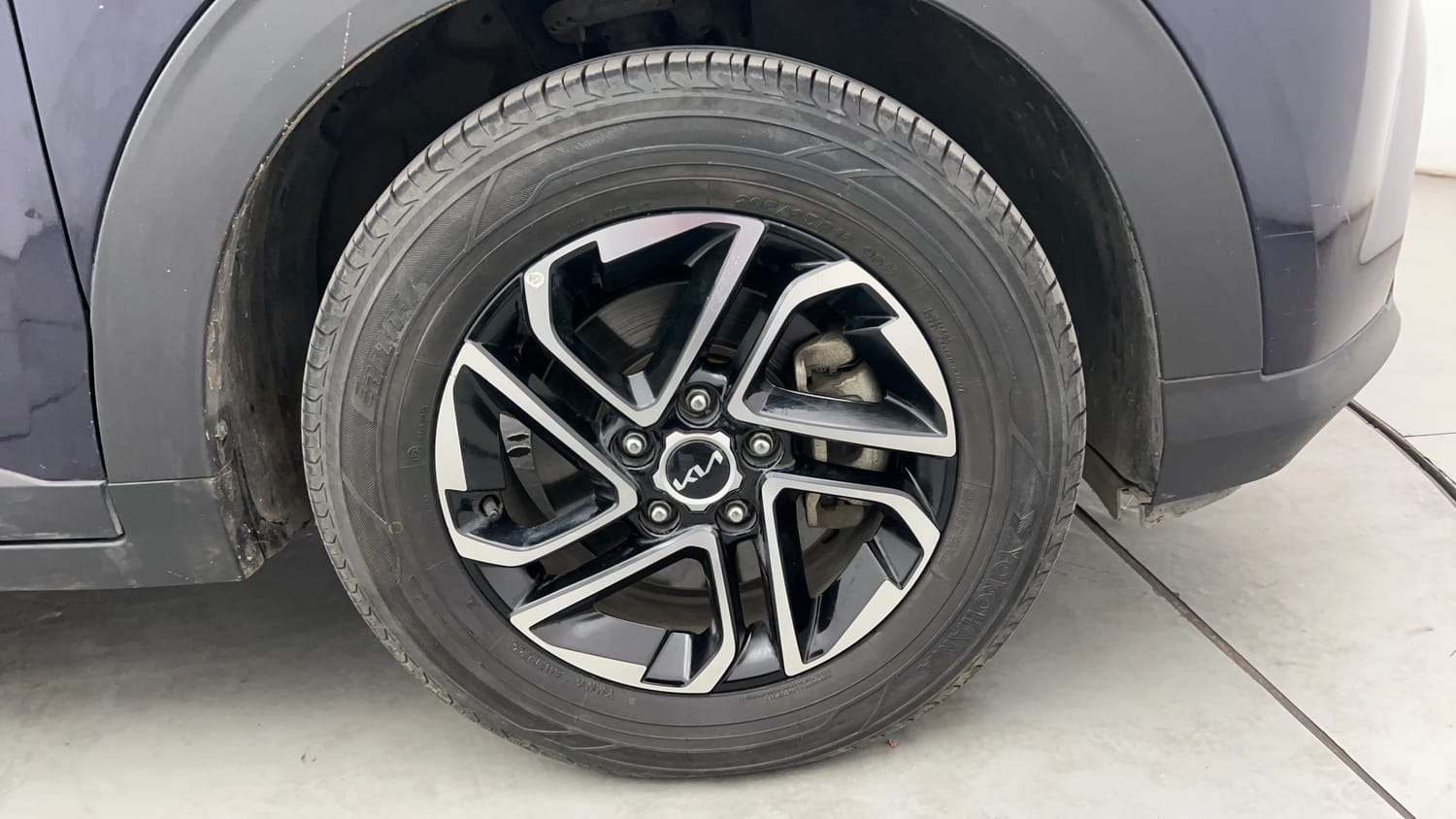 Used 2023 Kia Carens Prestige 1.4 Petrol MT 7 STR Petrol Manual tyres RIGHT FRONT TYRE RIM VIEW