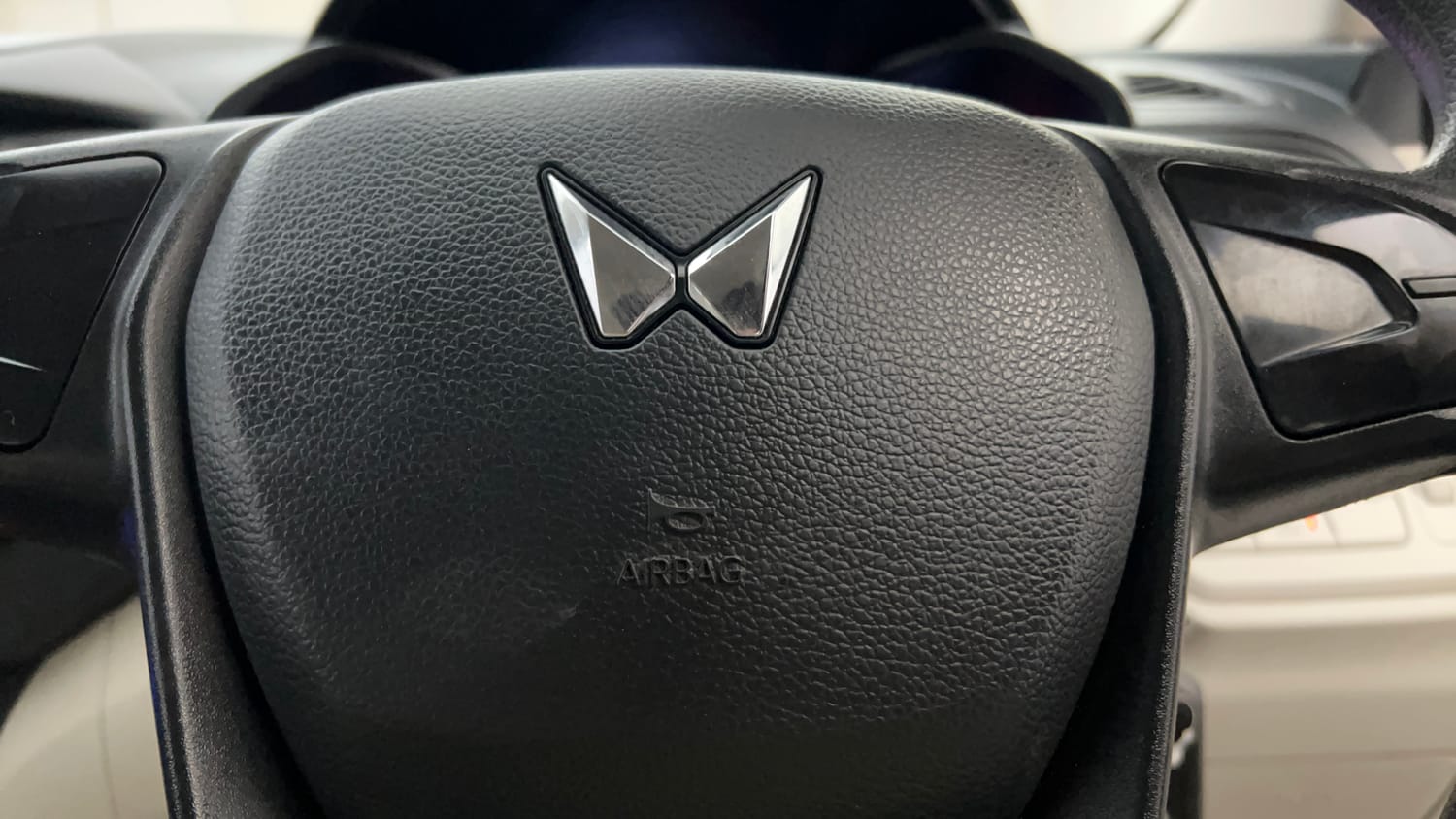 Used 2023 Mahindra XUV 300 W4 1.2 Petrol Petrol Manual top_features Airbags