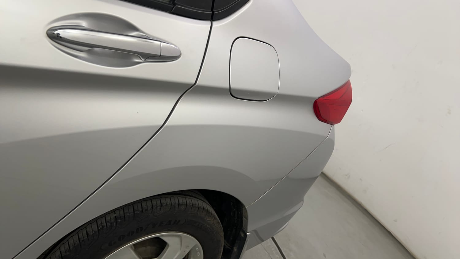 Used 2016 Honda City V Petrol Manual dents MINOR DENT