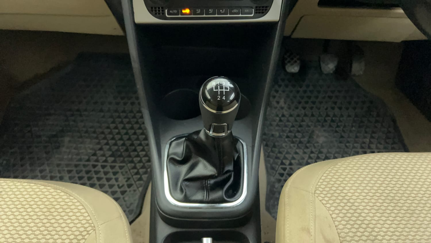 Used 2016 Volkswagen Polo Highline1.5L (D) Diesel Manual interior GEAR  KNOB VIEW