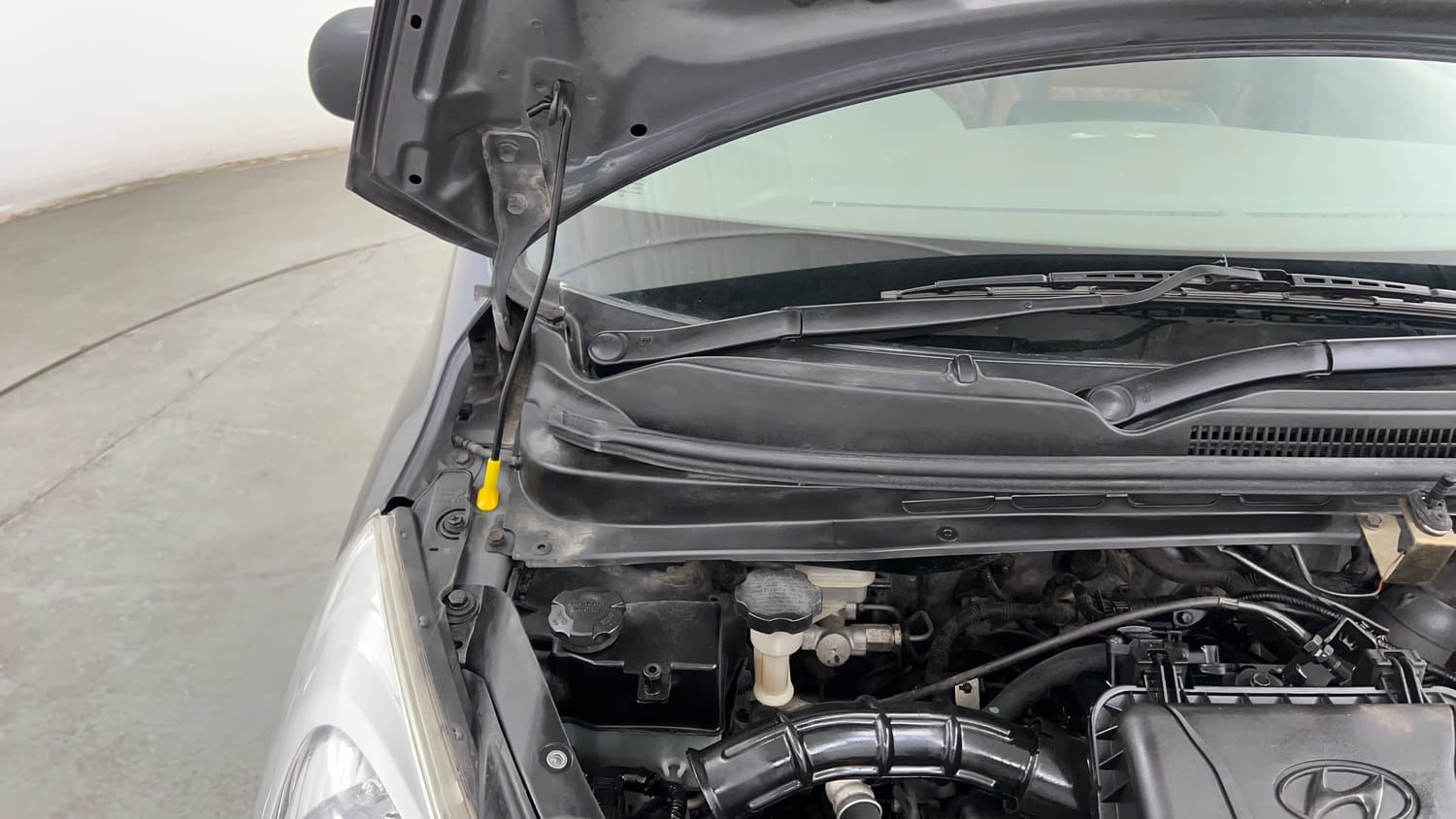 Used 2013 Hyundai i10 Magna 1.1 iRDE2 Petrol Manual engine ENGINE RIGHT SIDE HINGE & APRON VIEW
