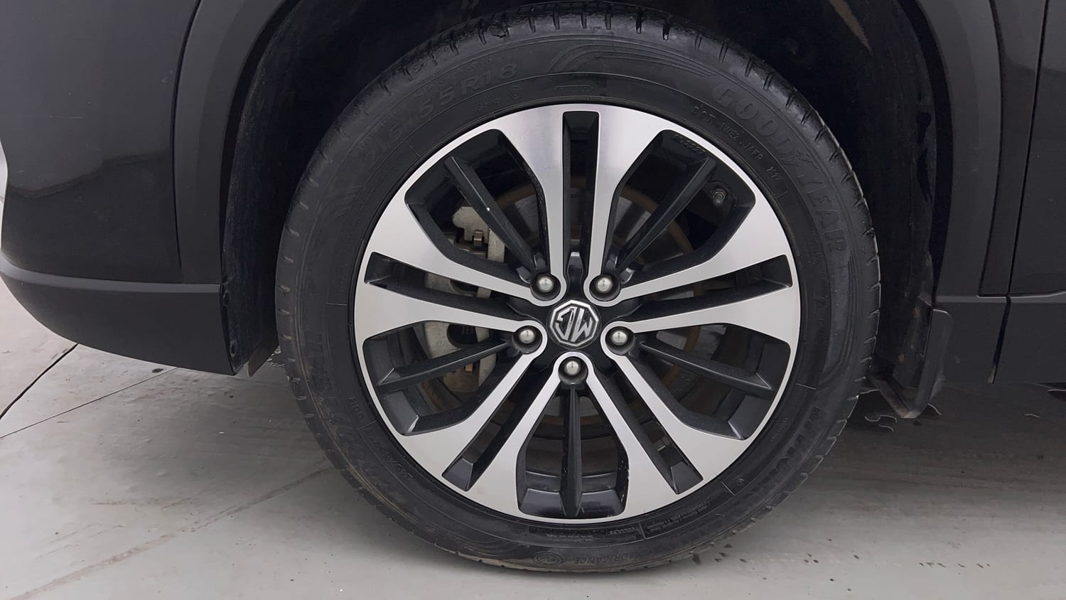 Used 2022 MG Motors Hector Plus Sharp 1.5 Petrol Turbo CVT 6-STR Petrol Automatic tyres LEFT FRONT TYRE RIM VIEW