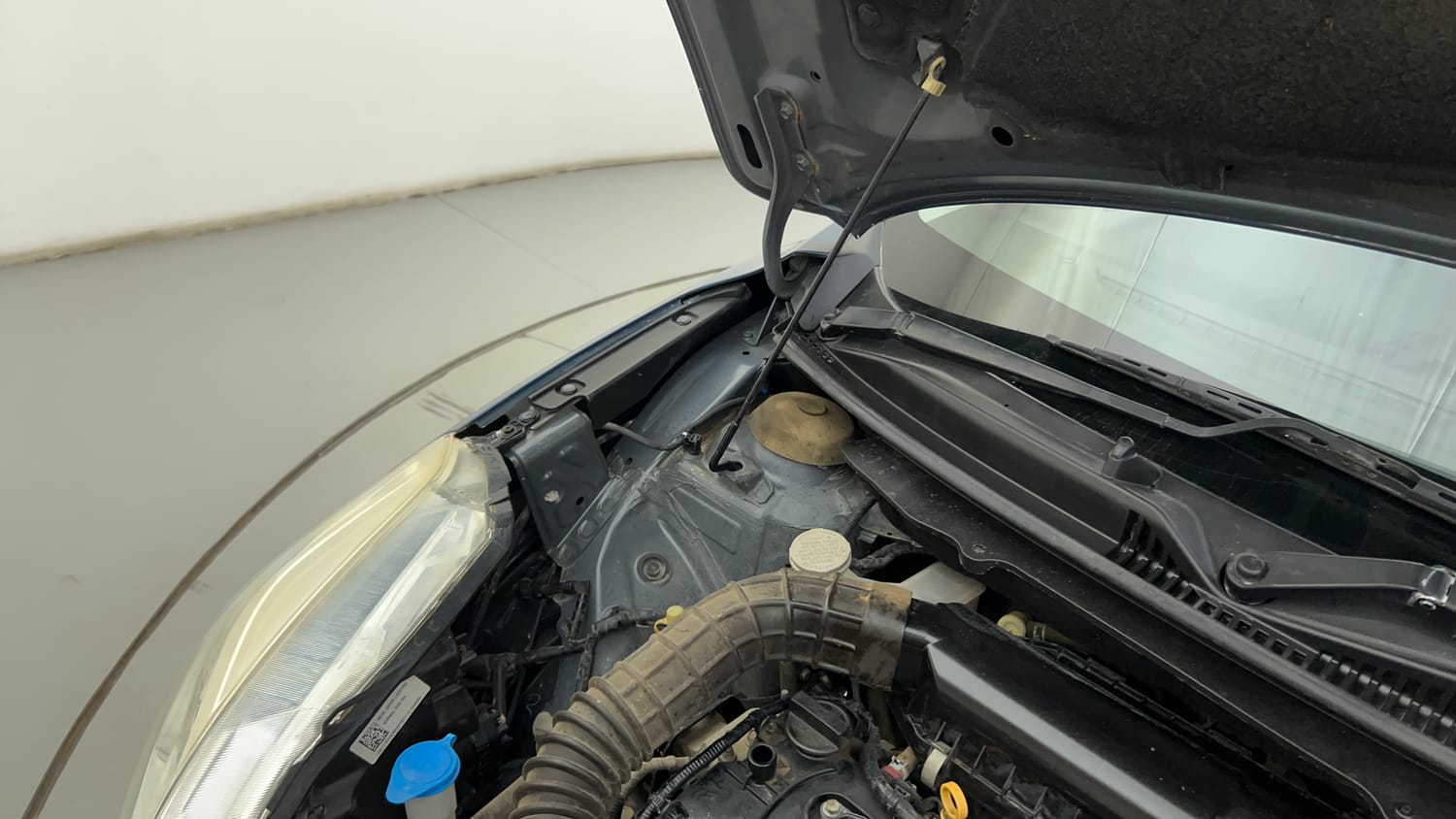Used 2016 Maruti Suzuki Baleno Zeta 1.2 Petrol Manual engine ENGINE RIGHT SIDE HINGE & APRON VIEW