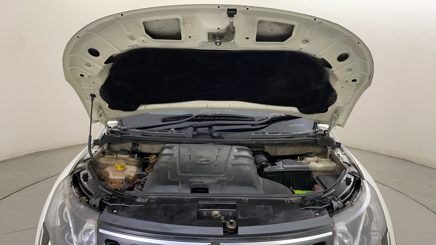 Used 2018 Mahindra XUV500 W9 AT Diesel Automatic engine ENGINE & BONNET OPEN FRONT VIEW