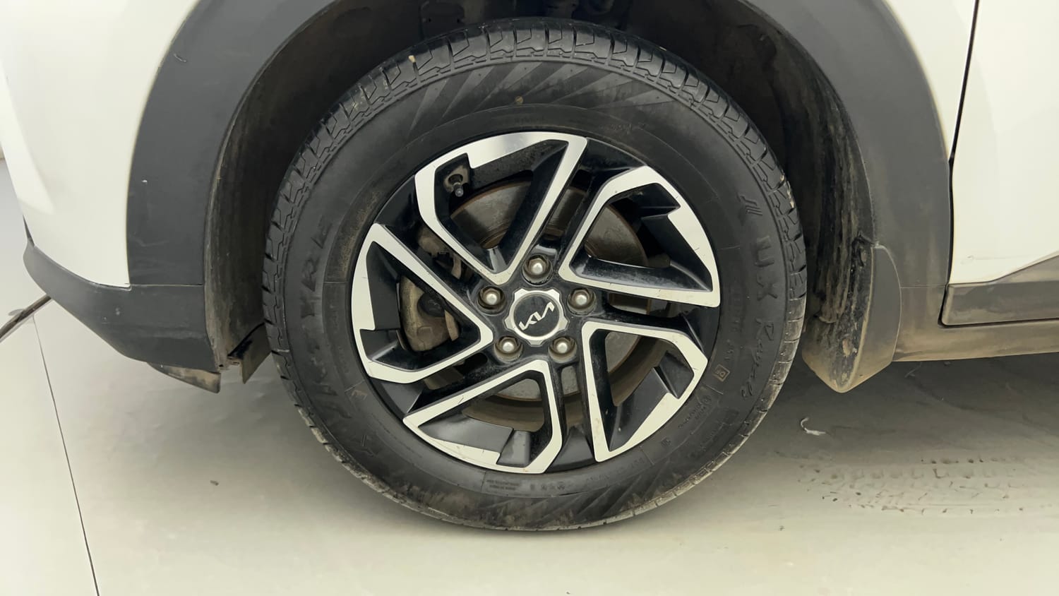 Used 2022 Kia Carens Luxury Plus 1.4 Petrol 7 STR Petrol Manual tyres LEFT FRONT TYRE RIM VIEW