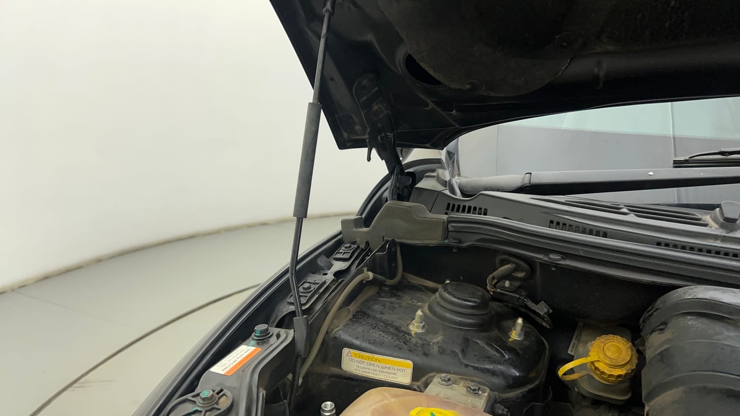 Used 2021 Mahindra XUV500 W9 Diesel Manual engine ENGINE RIGHT SIDE HINGE & APRON VIEW