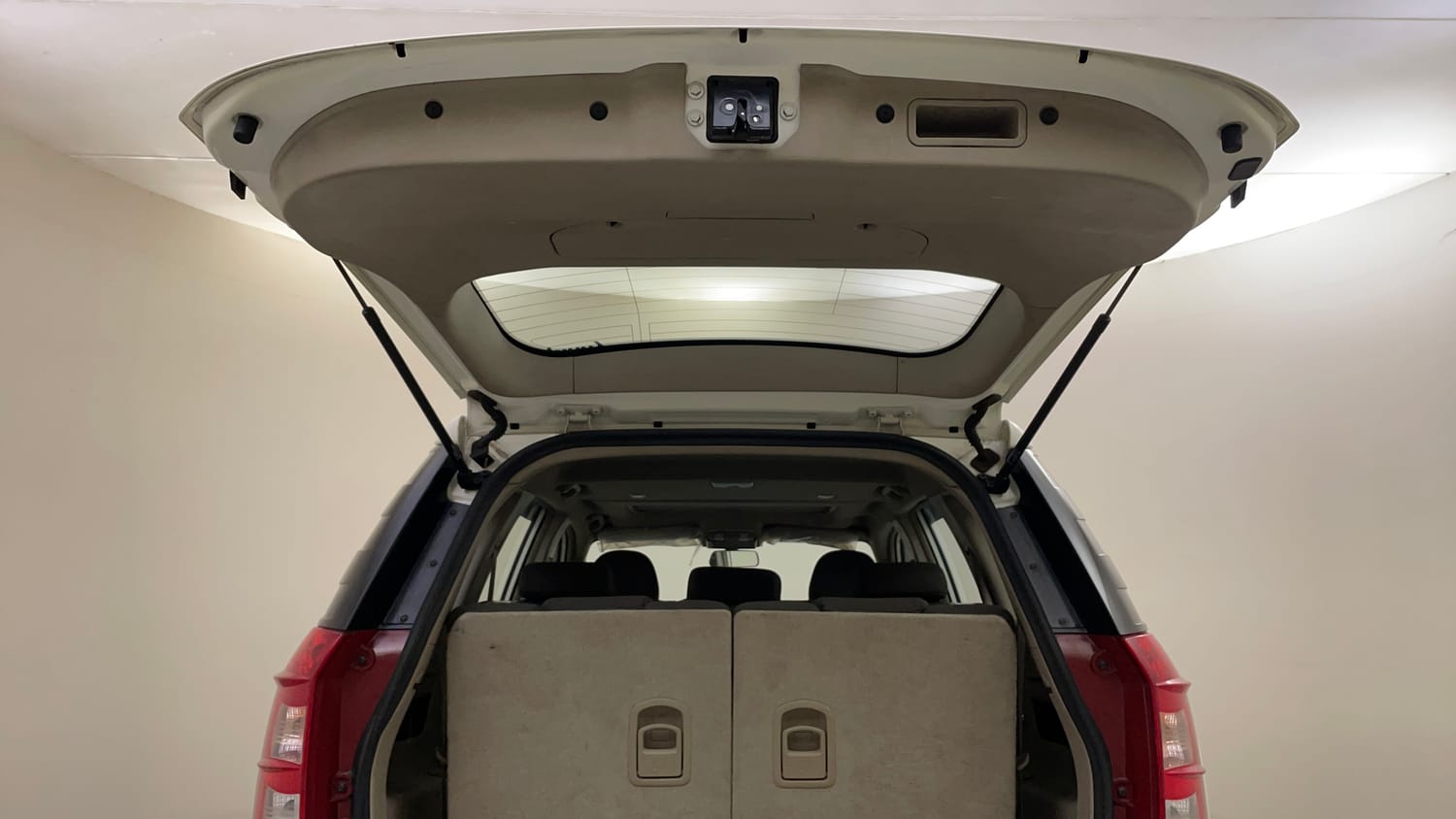 Used 2018 Mahindra XUV500 W9 AT Diesel Automatic interior DICKY DOOR OPEN VIEW