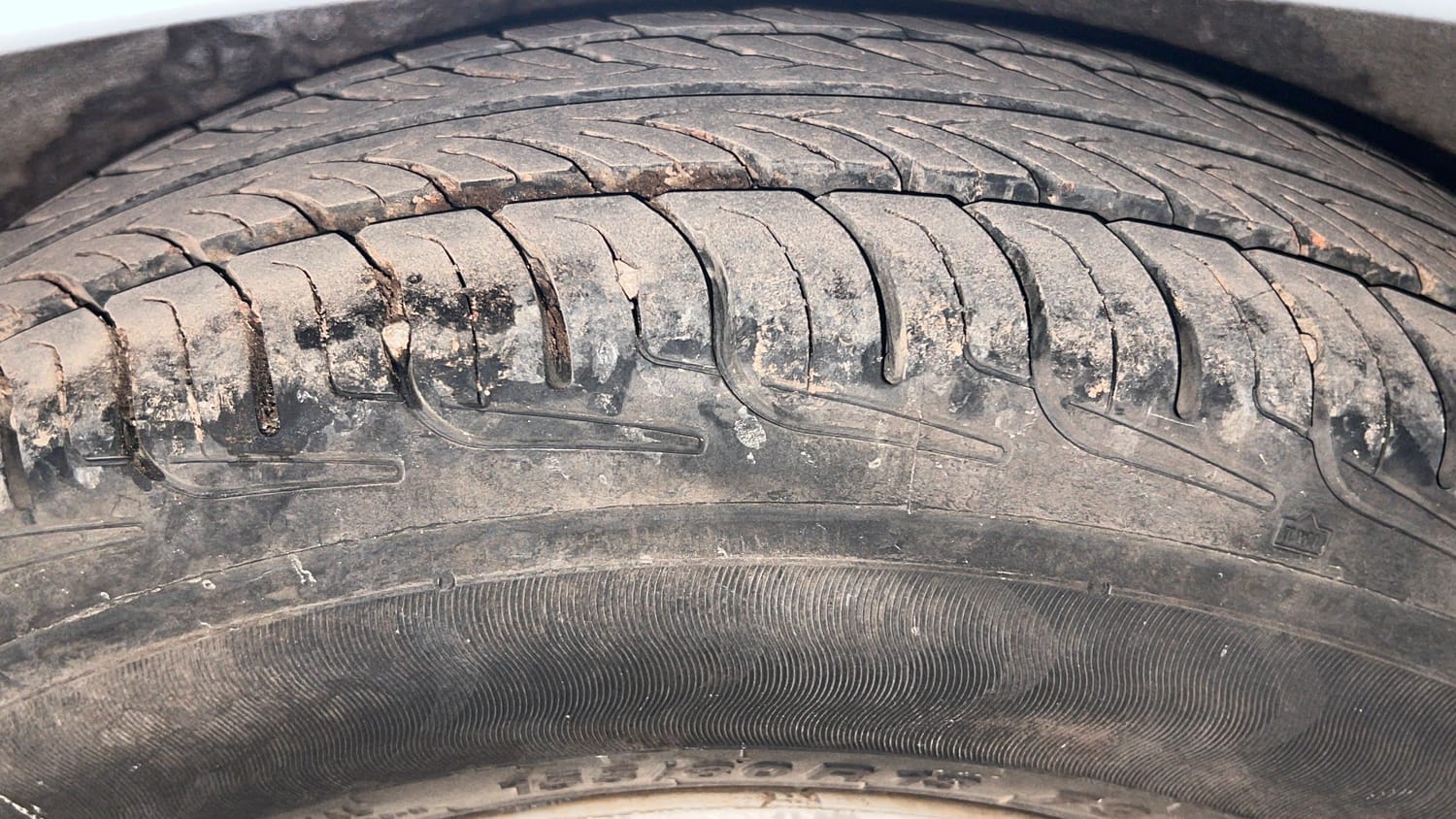 Used 2015 Hyundai i10 Magna 1.1 iRDE2 Petrol Manual tyres LEFT REAR TYRE TREAD VIEW