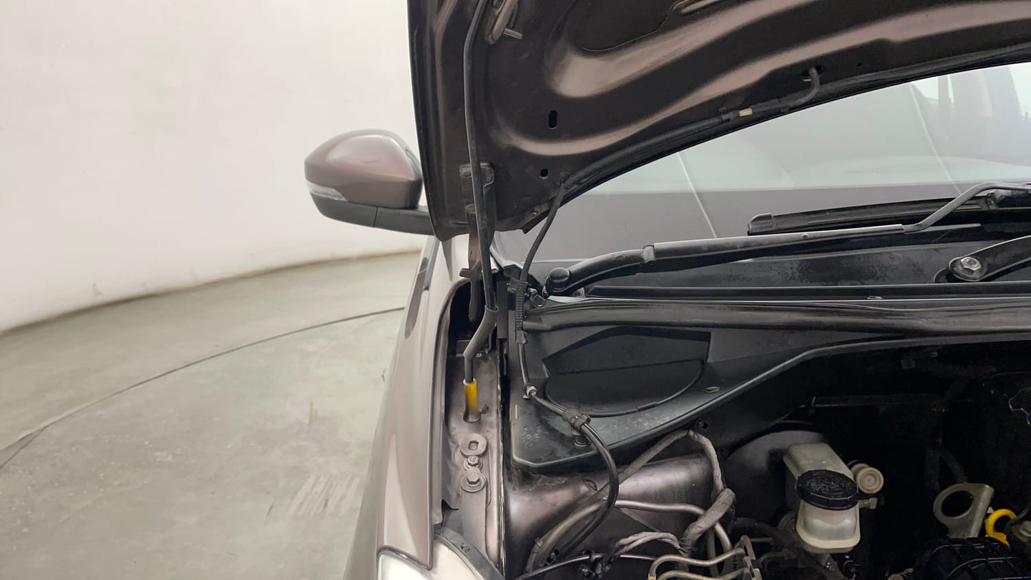 Used 2018 Tata Tiago Revotron XZ Petrol Manual engine ENGINE RIGHT SIDE HINGE & APRON VIEW