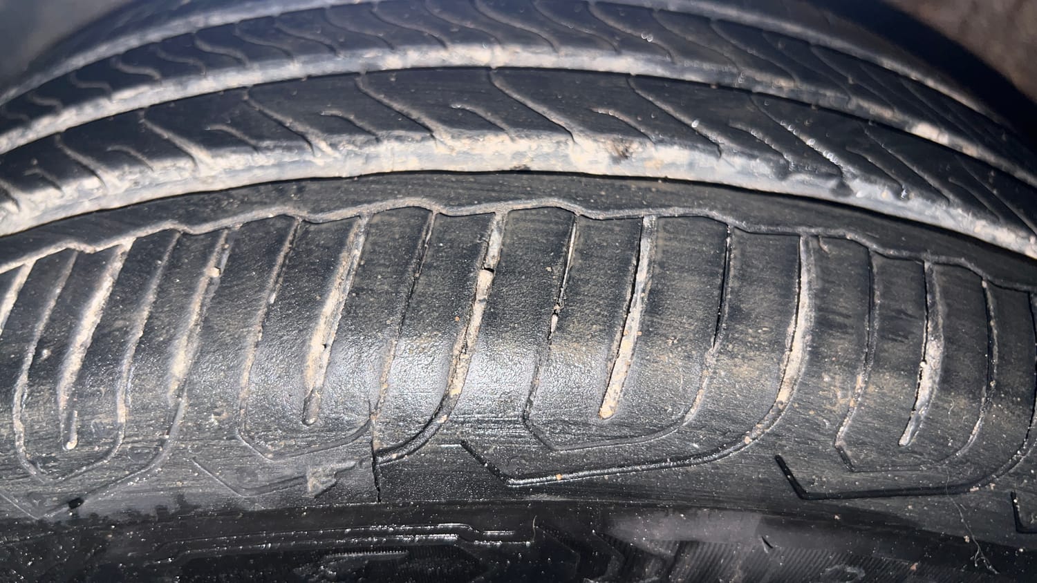 Used 2014 Volkswagen Polo Comfortline 1.2L (P) Petrol Manual tyres LEFT FRONT TYRE TREAD VIEW