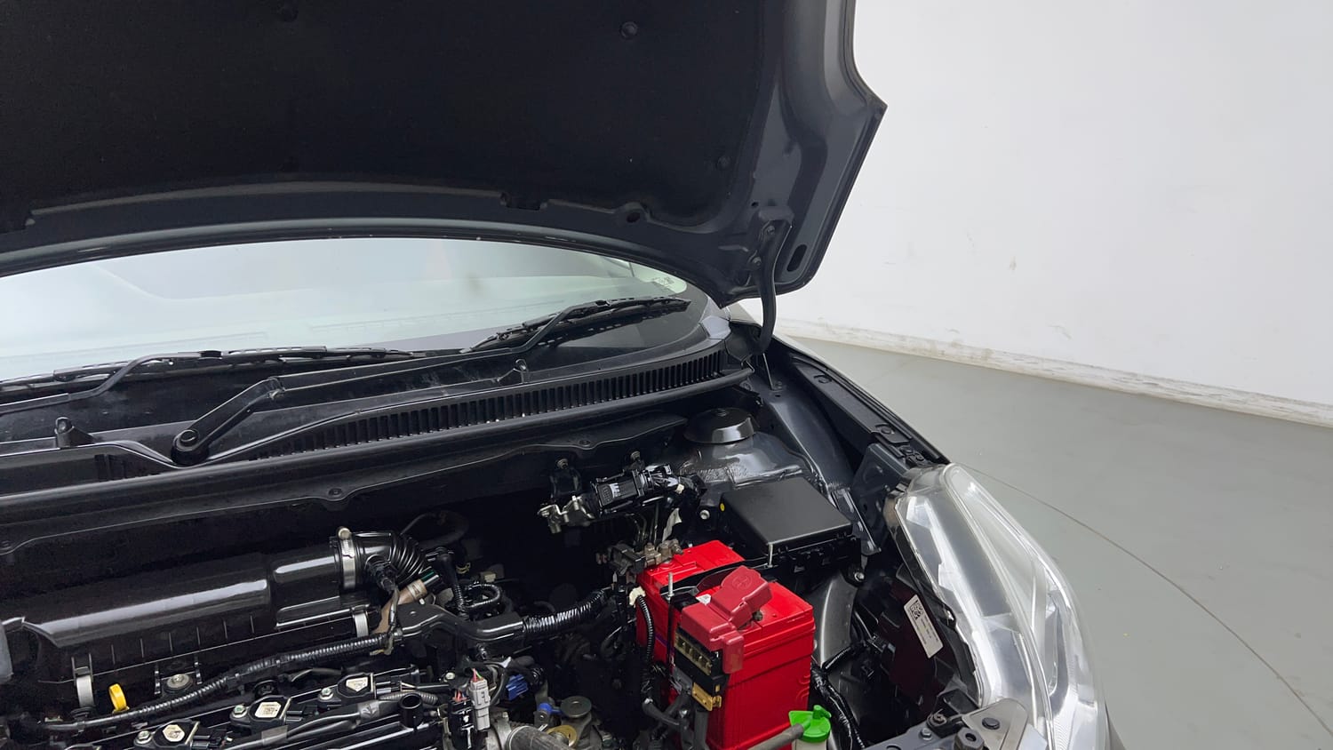 Used 2021 Maruti Suzuki Baleno Sigma Petrol Manual engine ENGINE LEFT SIDE HINGE & APRON VIEW
