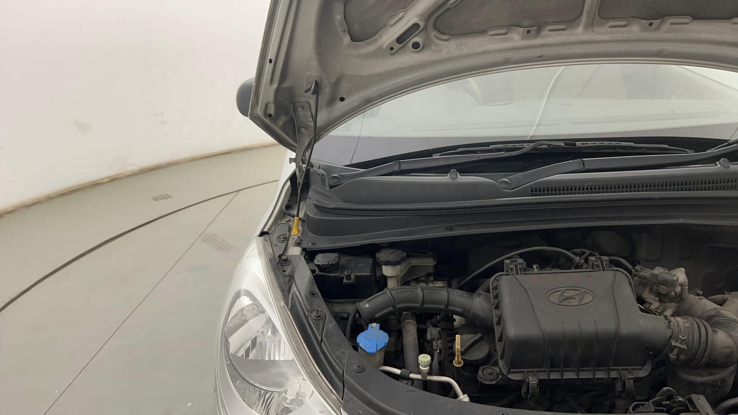 Used 2015 Hyundai i10 Magna 1.1 iRDE2 Petrol Manual engine ENGINE RIGHT SIDE HINGE & APRON VIEW