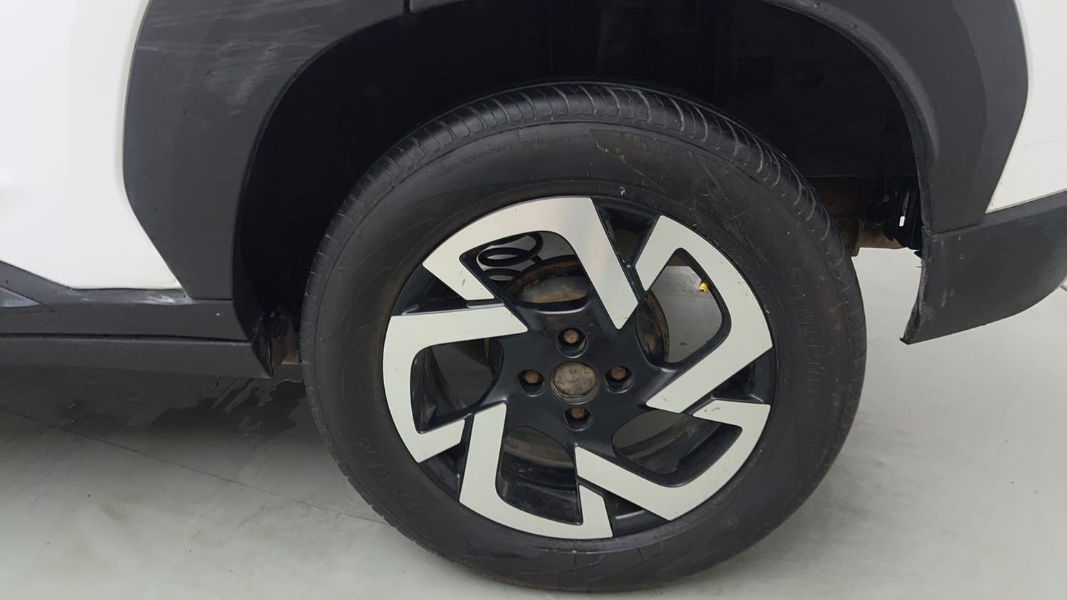 Used 2022 Nissan Magnite XE Petrol Manual tyres LEFT REAR TYRE RIM VIEW