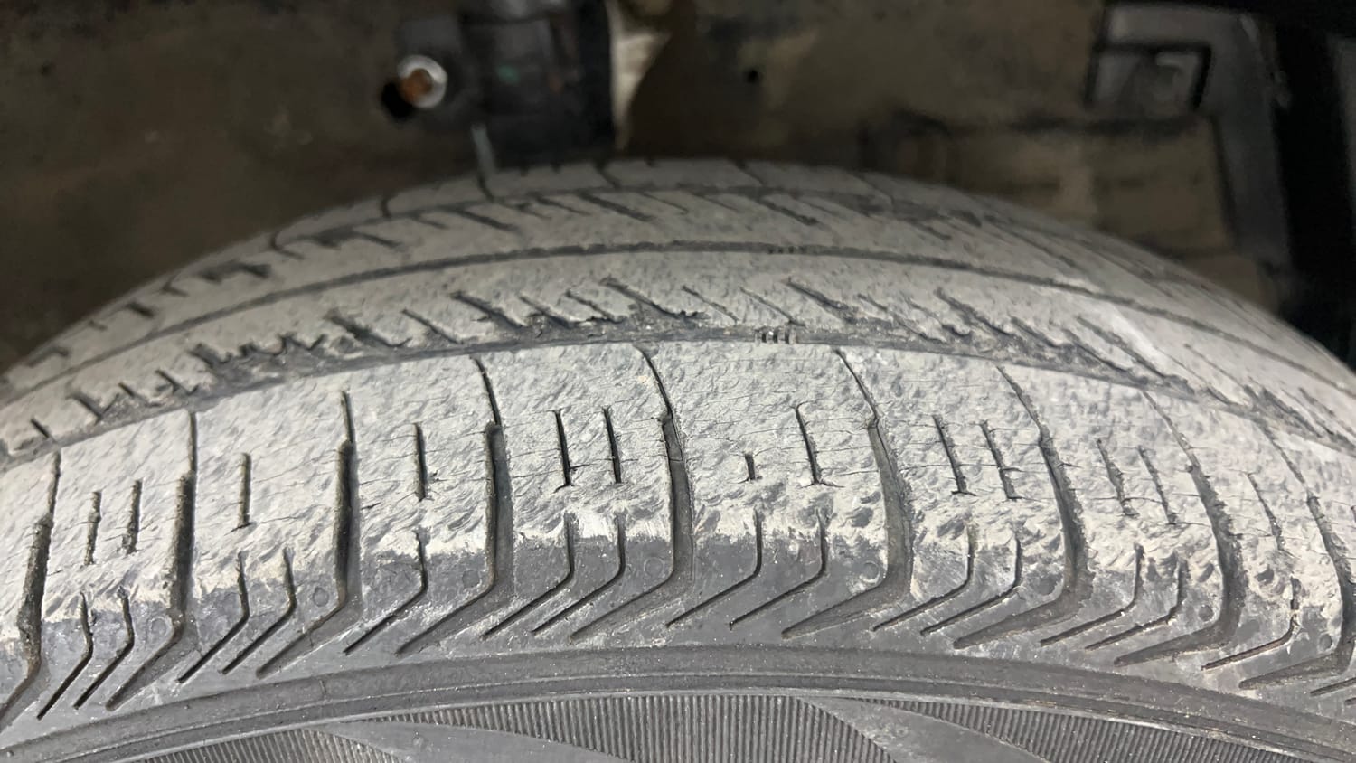 Used 2012 Maruti Suzuki Swift Dzire LXI Petrol Manual tyres RIGHT FRONT TYRE TREAD VIEW