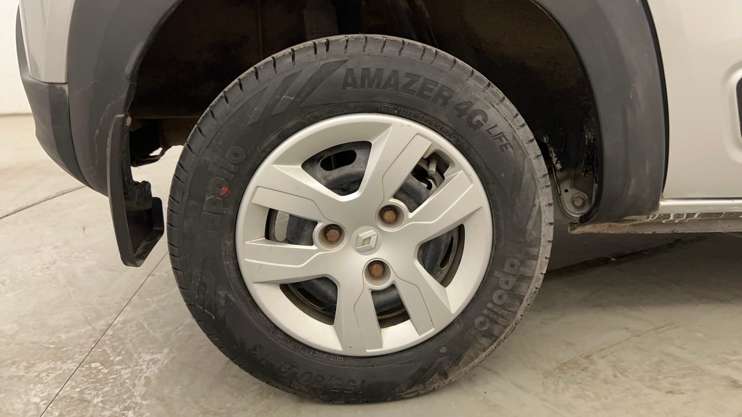 Used 2016 Renault Kwid RXT Opt Petrol Manual tyres RIGHT REAR TYRE RIM VIEW