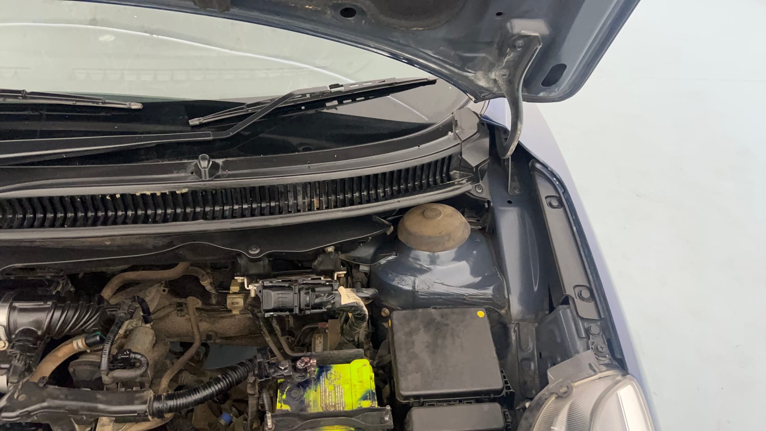 Used 2020 Maruti Suzuki Baleno Alpha Petrol Manual engine ENGINE LEFT SIDE HINGE & APRON VIEW