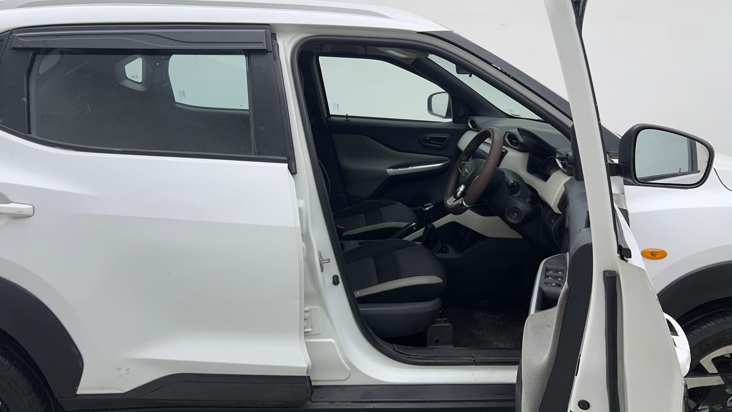 Used 2022 Nissan Magnite XE Petrol Manual interior RIGHT SIDE FRONT DOOR CABIN VIEW
