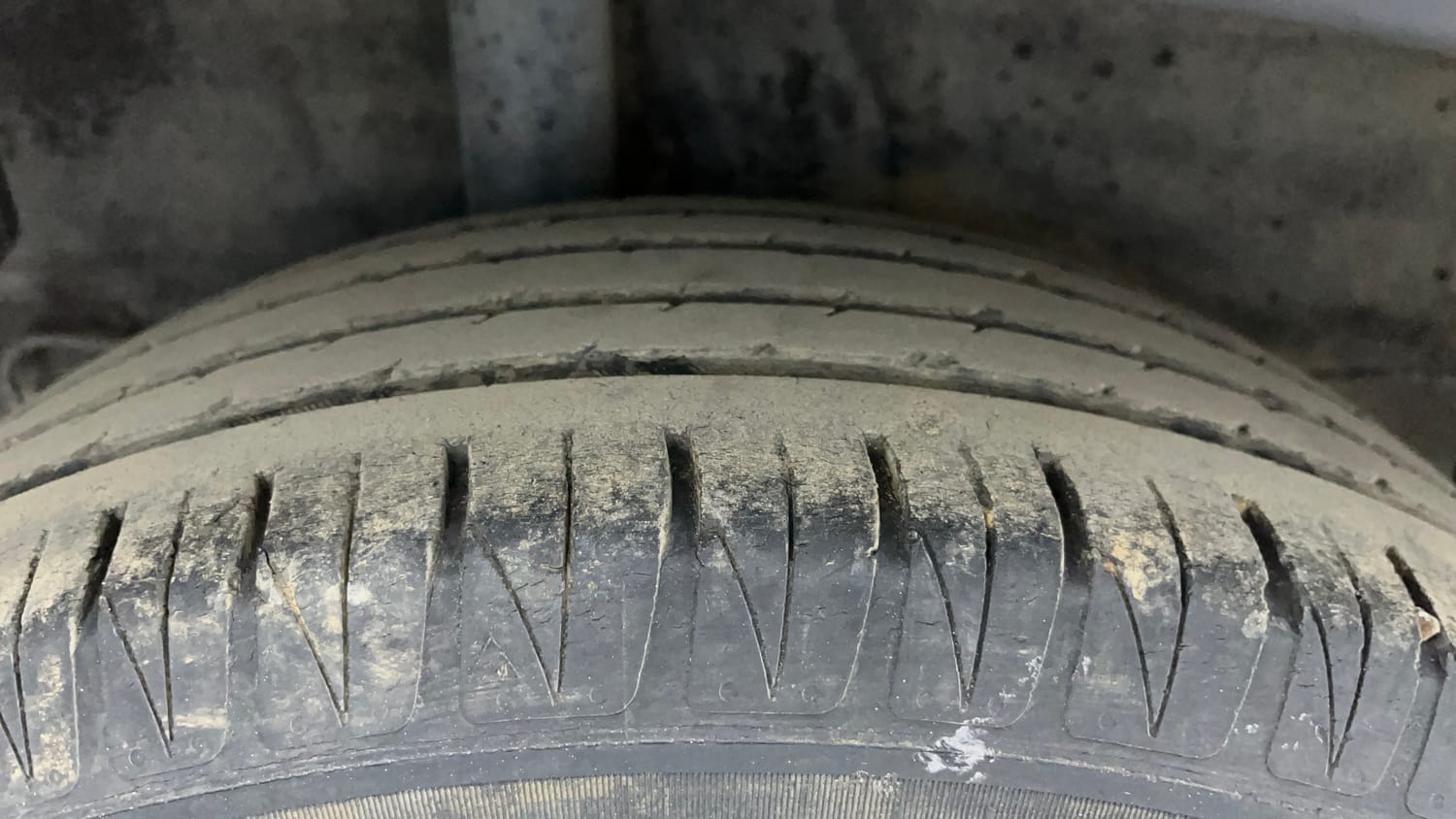 Used 2021 Kia Sonet GTX Plus 1.0 DCT Petrol Automatic tyres RIGHT REAR TYRE TREAD VIEW